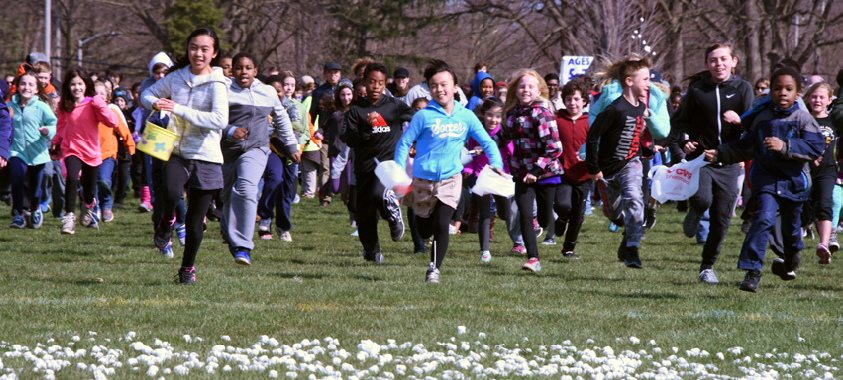 Children race to find marshmallows in the field at Catalpa Oaks